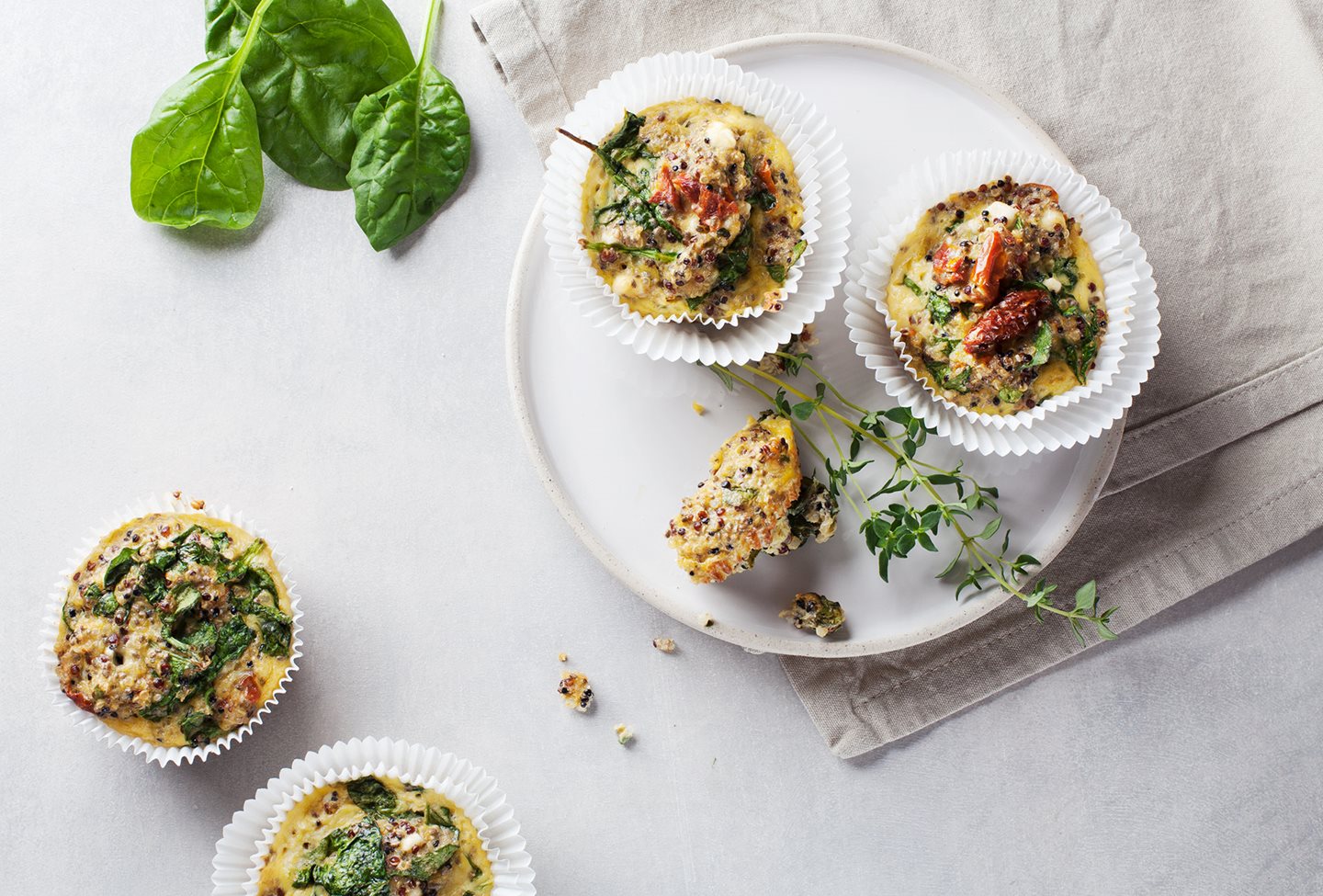 Muffini od kinoje i jaja s rajčicom i špinatom