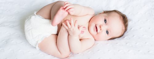 Previjanje beba na način koji je nježan za bokove 