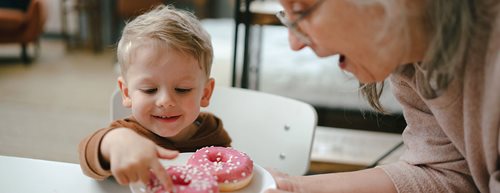 Slatkiši su djeci neprestano dostupni: kako zaustaviti djedove i bake, a da ne izazovete obiteljsku svađu  